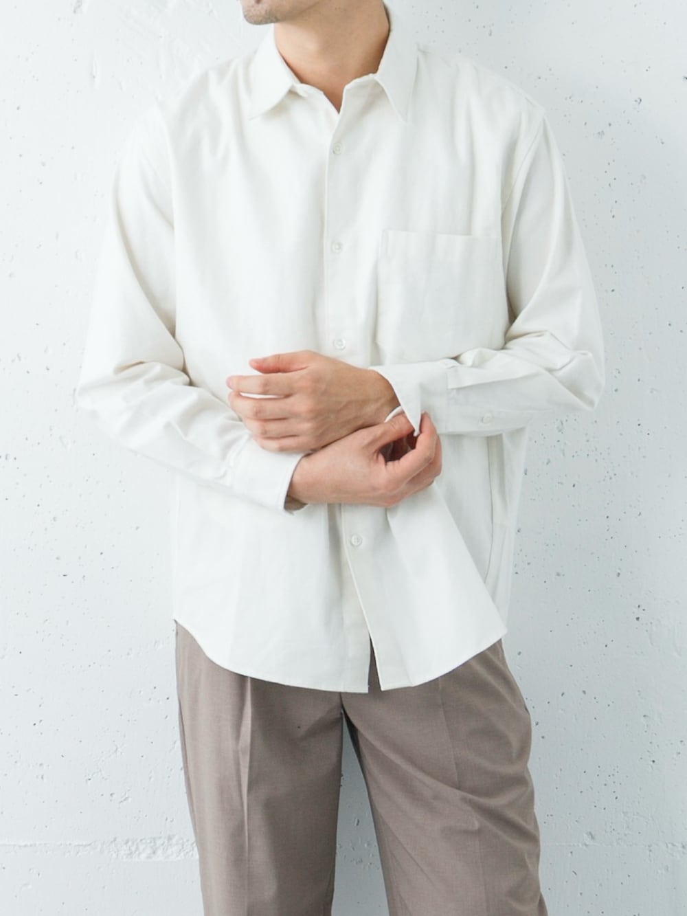 ホワイト系のシャツ/ブラウス、ブラウン系のその他パンツを着用したメンズの秋コーディネートの2枚目の写真