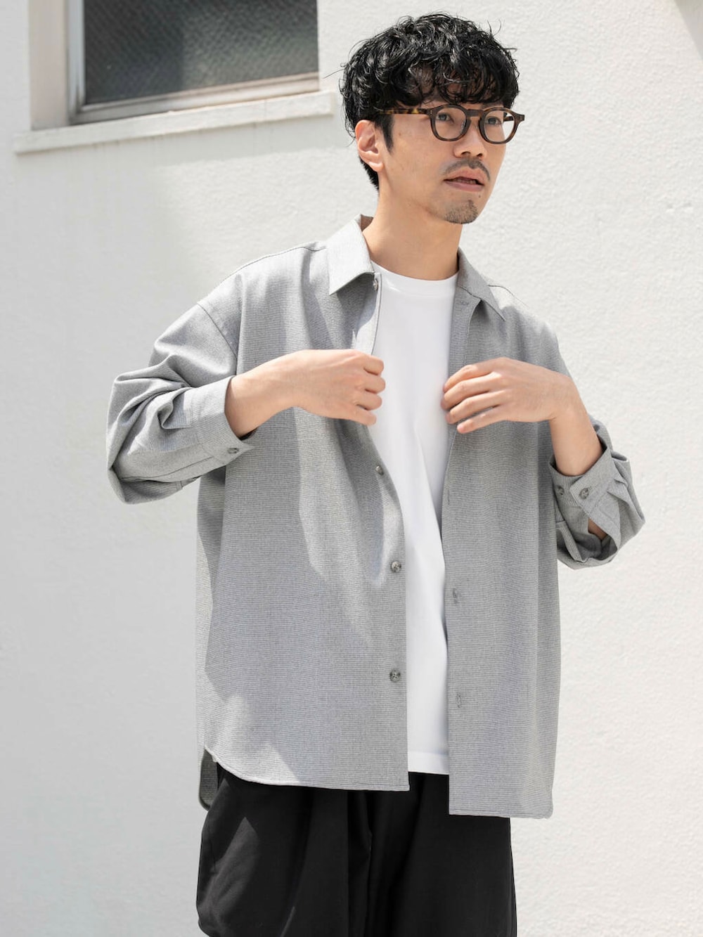 グレー系のシャツ/ブラウス、ブラック系のその他パンツを着用したメンズの春コーディネートの6枚目の写真