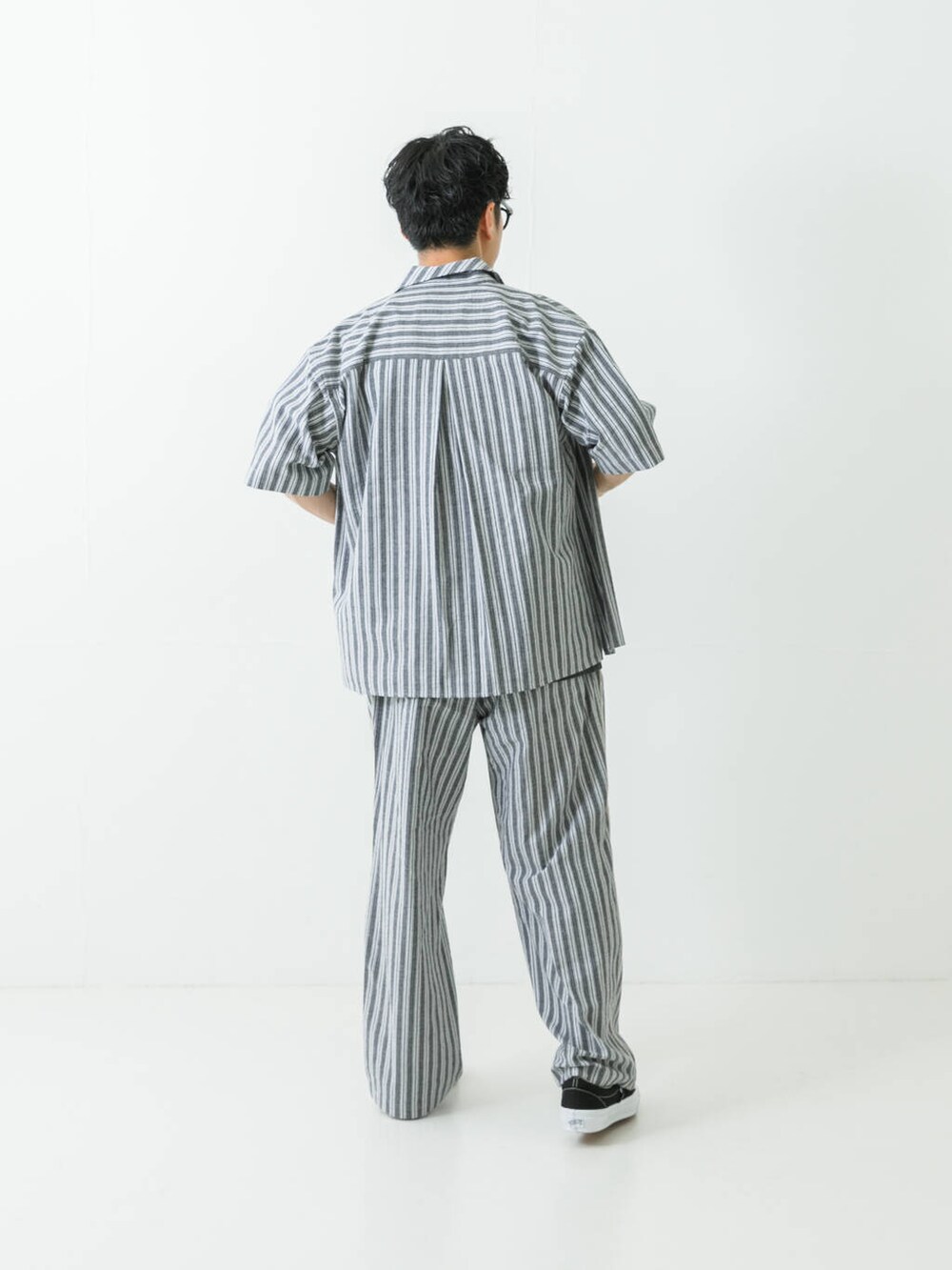 ブラック系のシャツ/ブラウス、ブラック系のその他パンツ、ブラック系のTシャツ/カットソーを着用したメンズの夏コーディネートの8枚目の写真