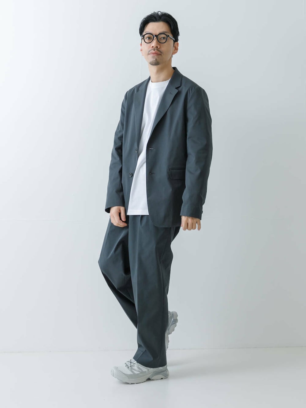 グリーン系のその他パンツ、グリーン系のその他アウター、ホワイト系のスニーカーを着用したメンズの冬コーディネートの5枚目の写真