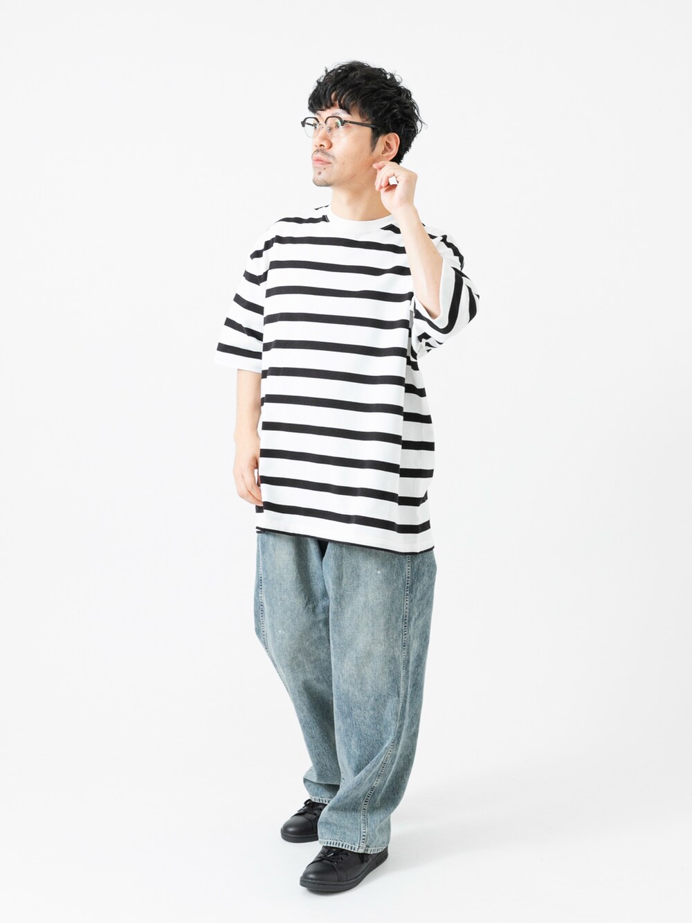 ブラック系のスニーカー、ホワイト系のTシャツ/カットソー、ブルー系のデニムパンツを着用したメンズの夏コーディネートの7枚目の写真