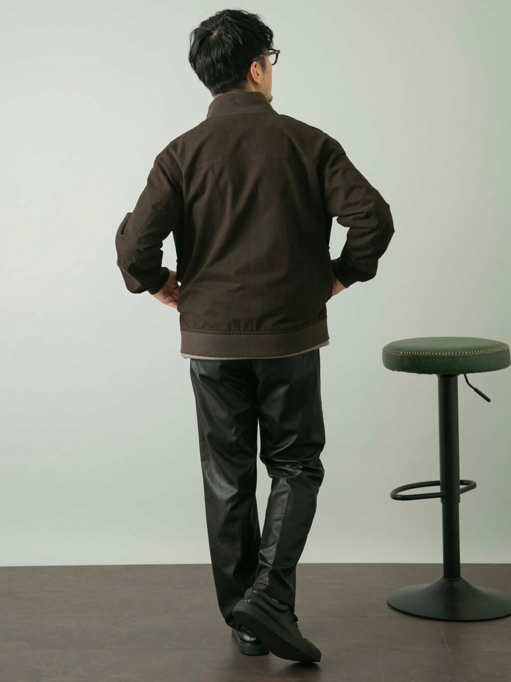 ブラック系のその他パンツ、ブラウン系のブルゾンを着用したメンズの夏コーディネートの5枚目の写真