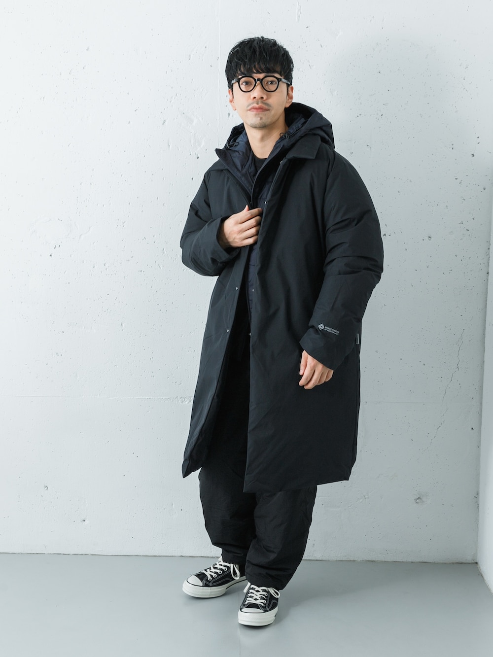 ブラック系のダウンジャケット/コート、ブラック系のその他パンツ、グレー系のダウンジャケット/コートを着用したメンズの冬コーディネートの7枚目の写真