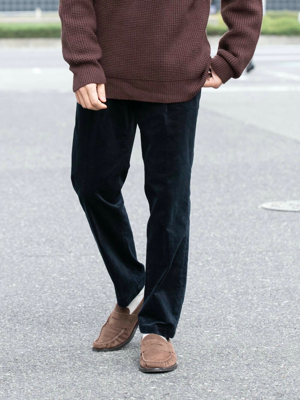 ブラウン系のニット/セーター、ブルー系のその他パンツを着用したメンズの冬コーディネートの3枚目の写真