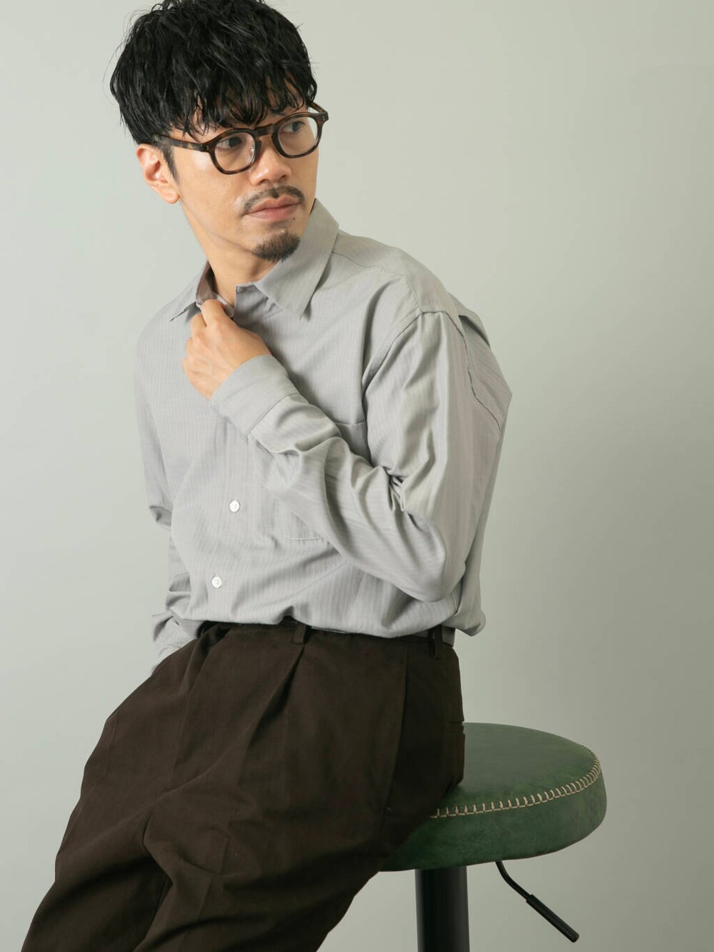 グレー系のシャツ/ブラウス、ブラウン系のその他パンツを着用したメンズの夏コーディネートの3枚目の写真