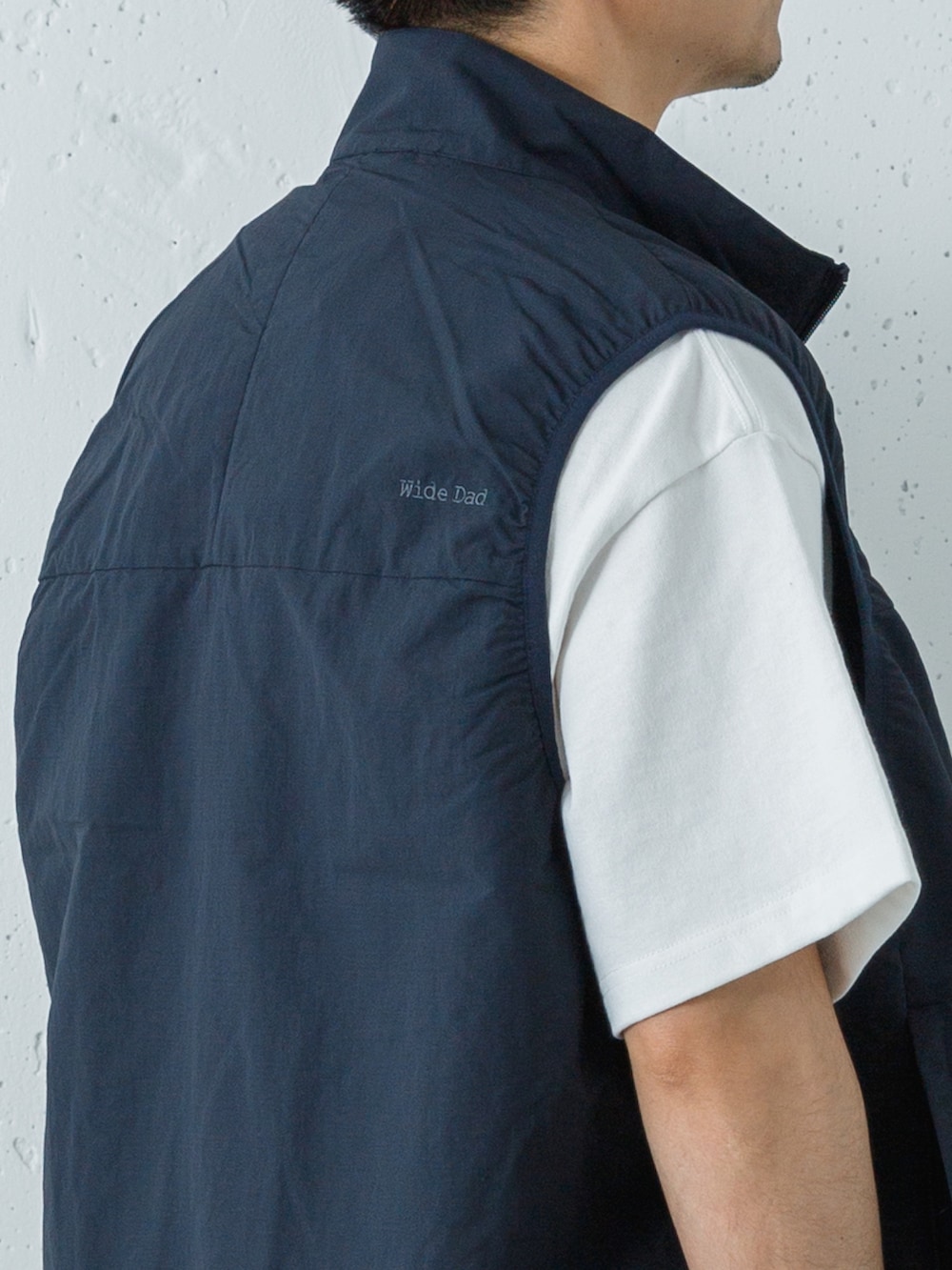 ホワイト系のTシャツ/カットソー、ブルー系のベスト、ブルー系のその他パンツを着用したメンズの春コーディネートの5枚目の写真