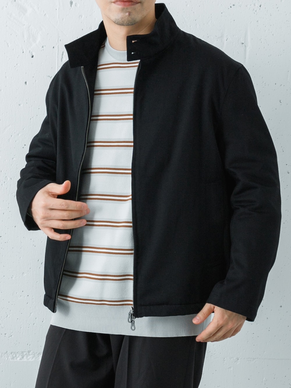 ブラック系のブルゾン、ブラック系のスニーカー、ブラック系のその他パンツを着用したメンズの冬コーディネートの2枚目の写真