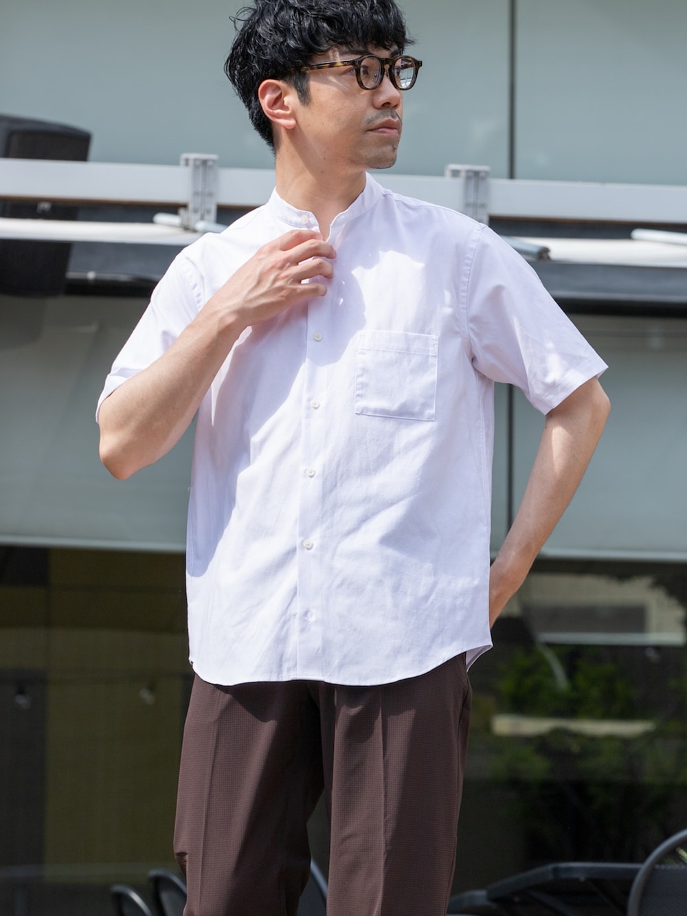 ブラウン系のその他パンツ、ホワイト系のシャツ/ブラウスを着用したメンズの春コーディネートの2枚目の写真
