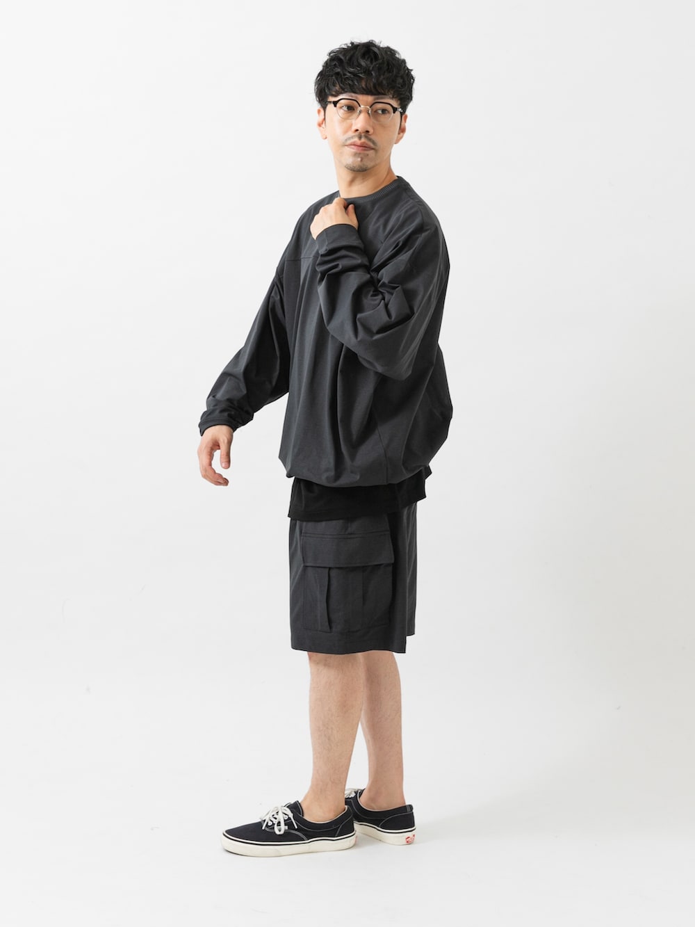 ブラック系のTシャツ/カットソー、グレー系のTシャツ/カットソー、グレー系のその他パンツを着用したメンズの夏コーディネートの6枚目の写真