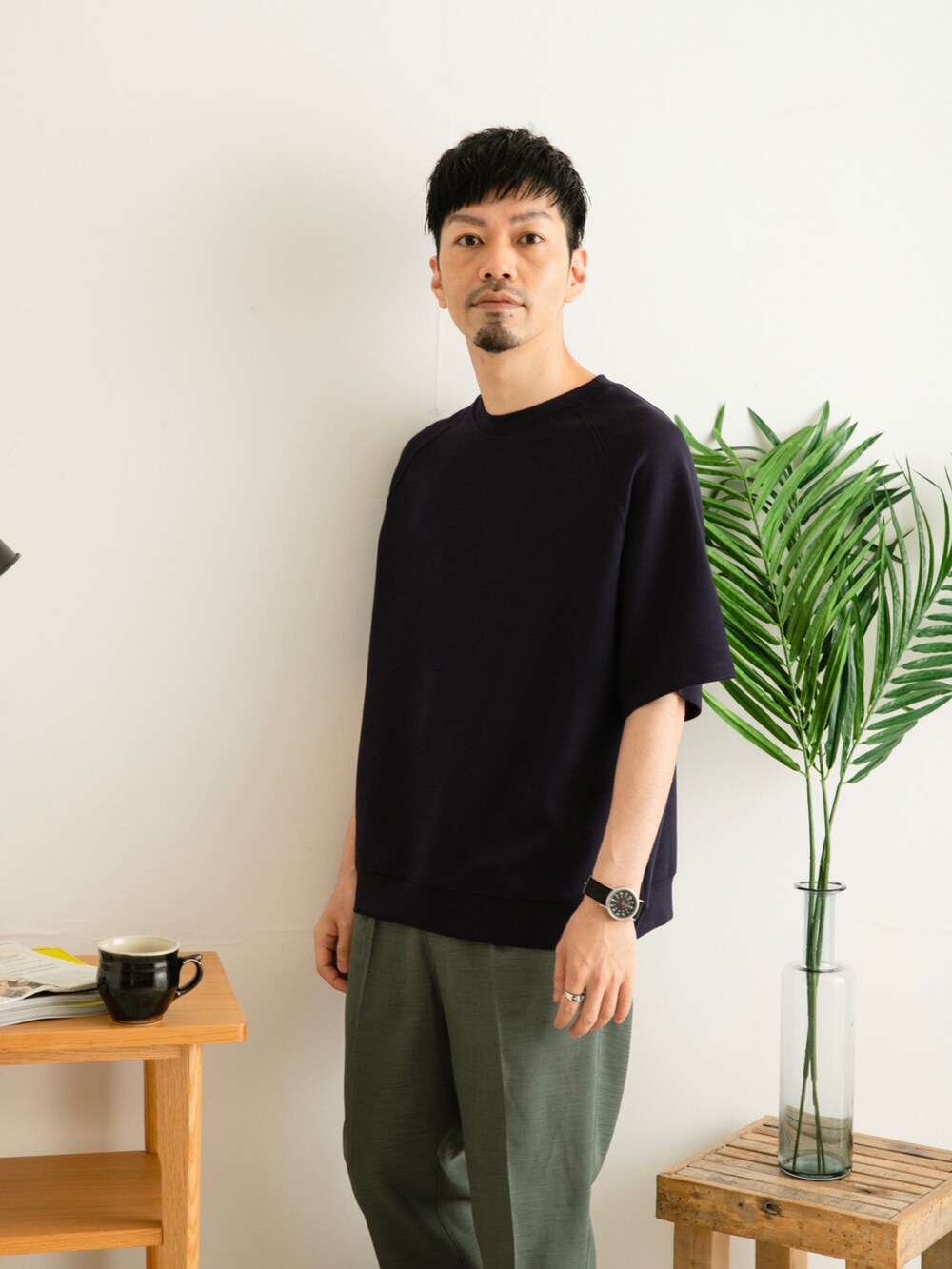 ブルー系のTシャツ/カットソー、グリーン系のスラックス、ホワイト系のその他を着用したメンズの春コーディネートの4枚目の写真