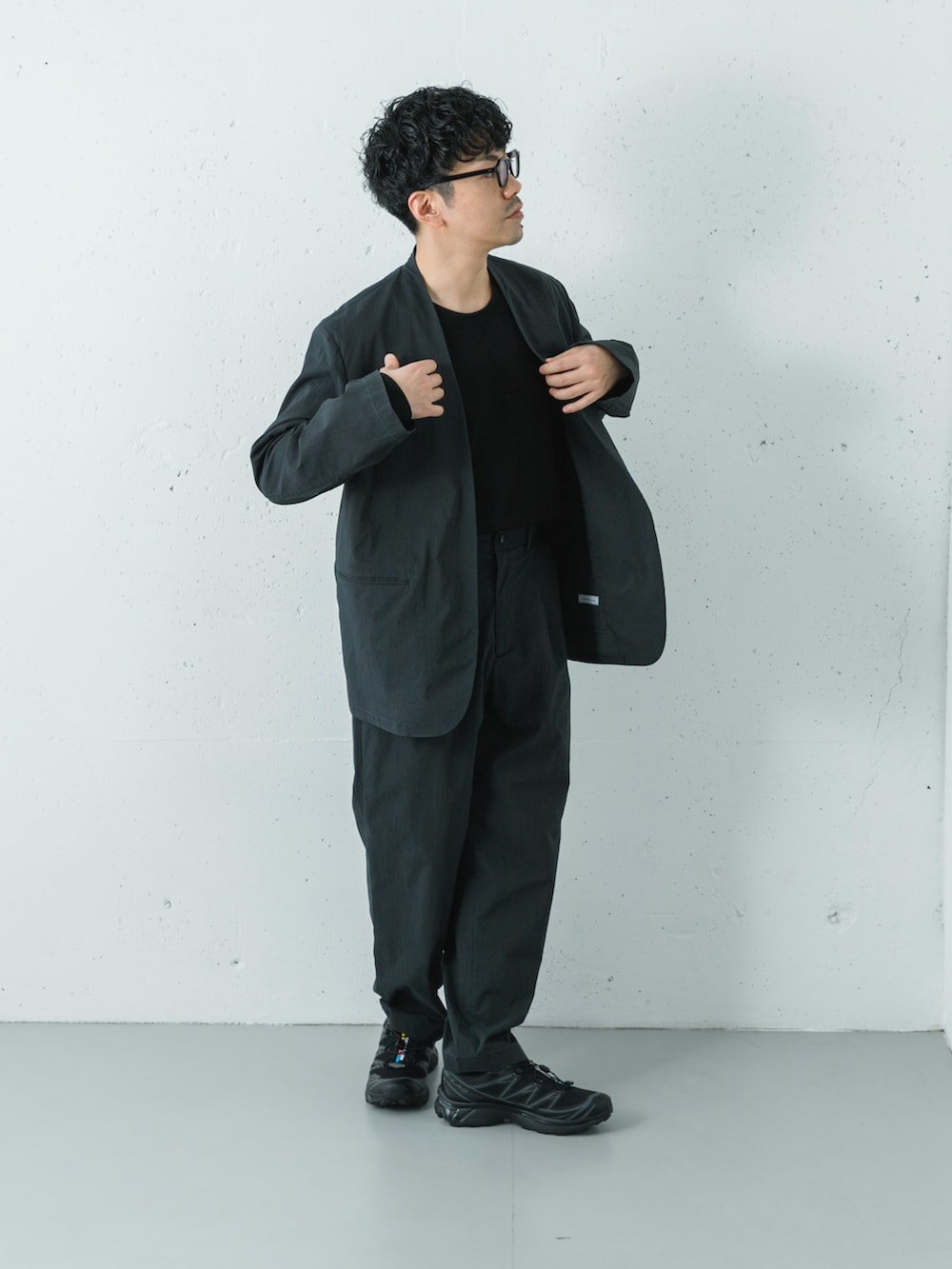 ブラック系のその他アウター、ブラック系のスニーカー、ブラック系のその他パンツを着用したメンズの冬コーディネートの5枚目の写真