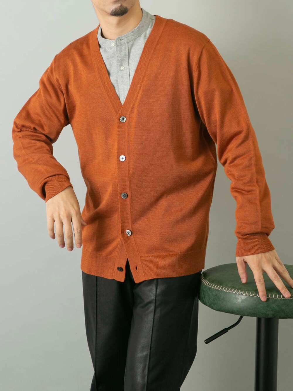 ブラウン系のカーディガン/ボレロ、ブラック系のその他パンツを着用したメンズの夏コーディネートの5枚目の写真