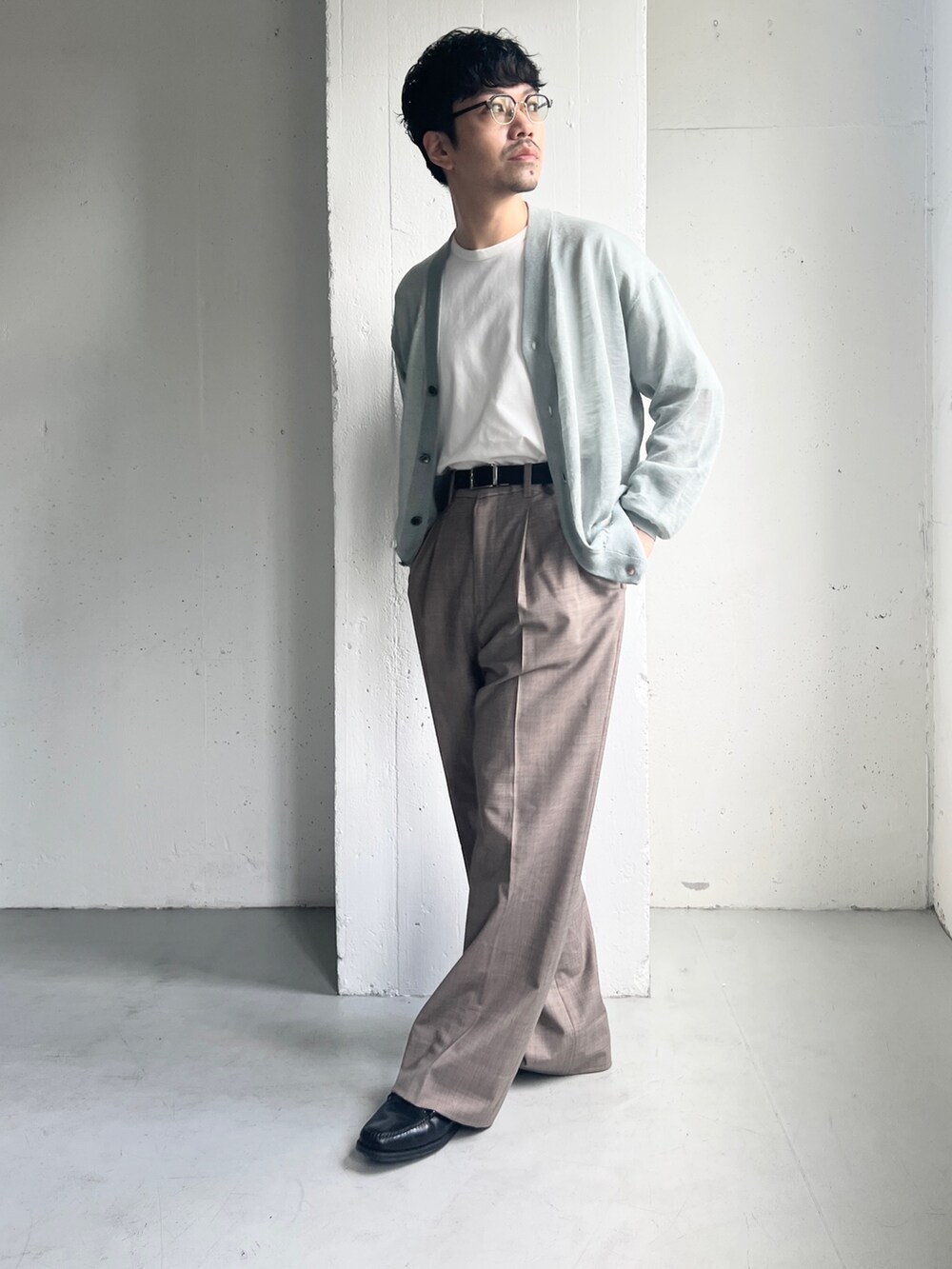 ブルー系のニット/セーター、ベージュ系のその他パンツ、ホワイト系のTシャツ/カットソーを着用したメンズの夏コーディネートの8枚目の写真