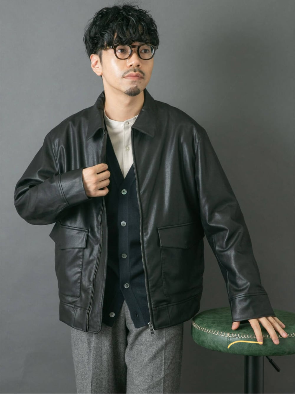 ホワイト系のシャツ/ブラウス、ブルー系のカーディガン/ボレロ、グレー系のその他パンツを着用したメンズの秋コーディネートの2枚目の写真