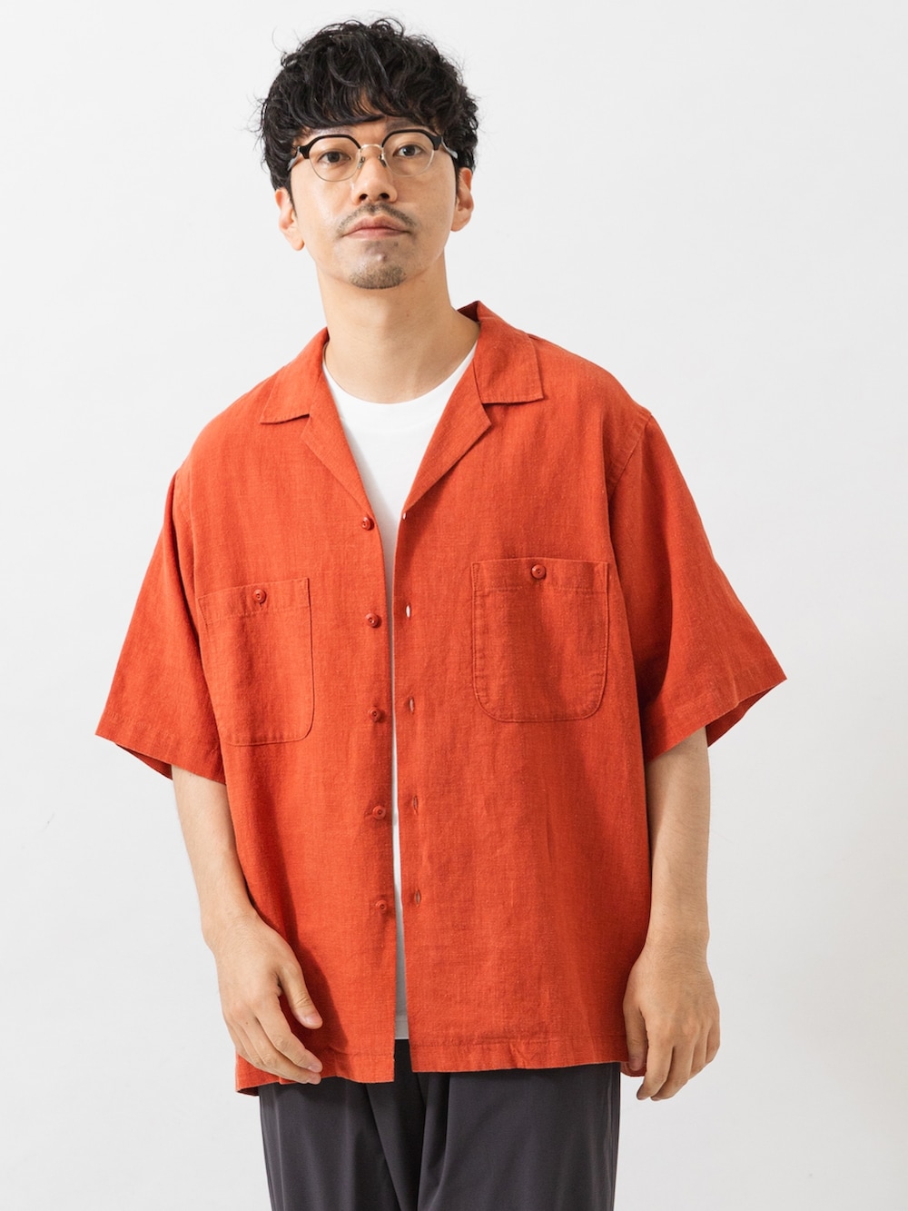 オレンジ系のシャツ/ブラウス、グレー系のその他パンツ、ホワイト系のTシャツ/カットソーを着用したメンズの夏コーディネートの3枚目の写真