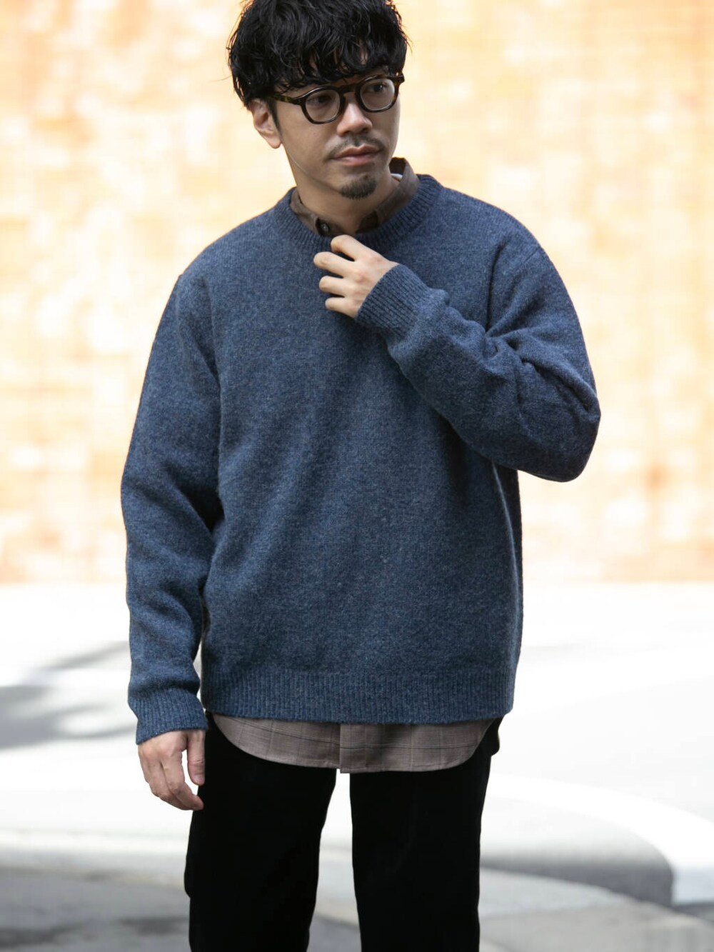 ブラウン系のシャツ/ブラウス、ブラック系のその他パンツ、ブルー系のニット/セーターを着用したメンズの秋コーディネートの2枚目の写真