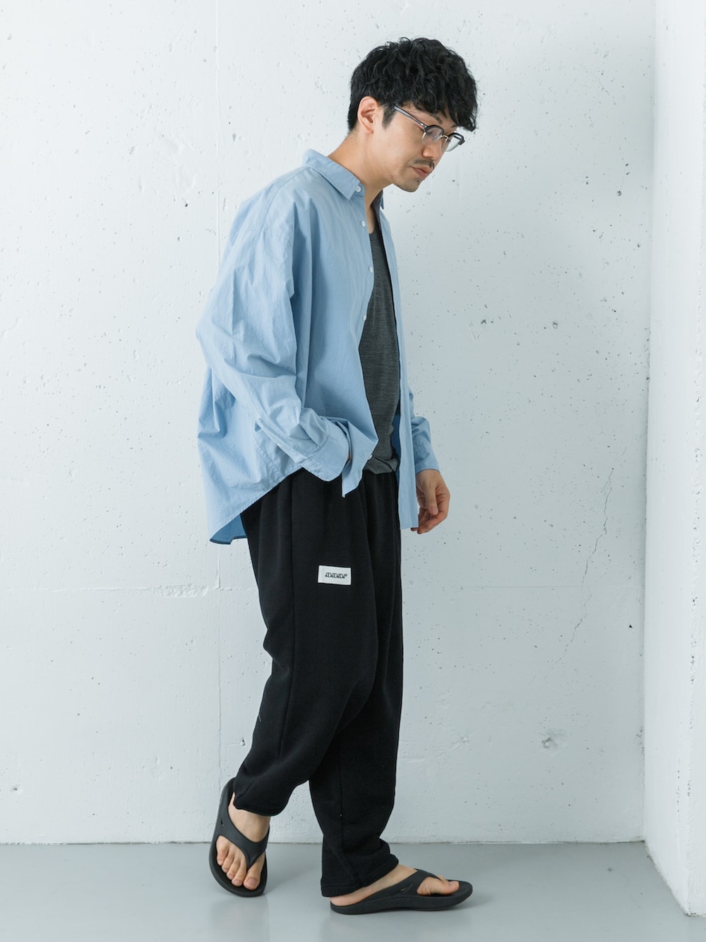 グレー系のタンクトップ、ブラック系のサンダル、ブルー系のシャツ/ブラウスを着用したメンズの夏コーディネートの4枚目の写真