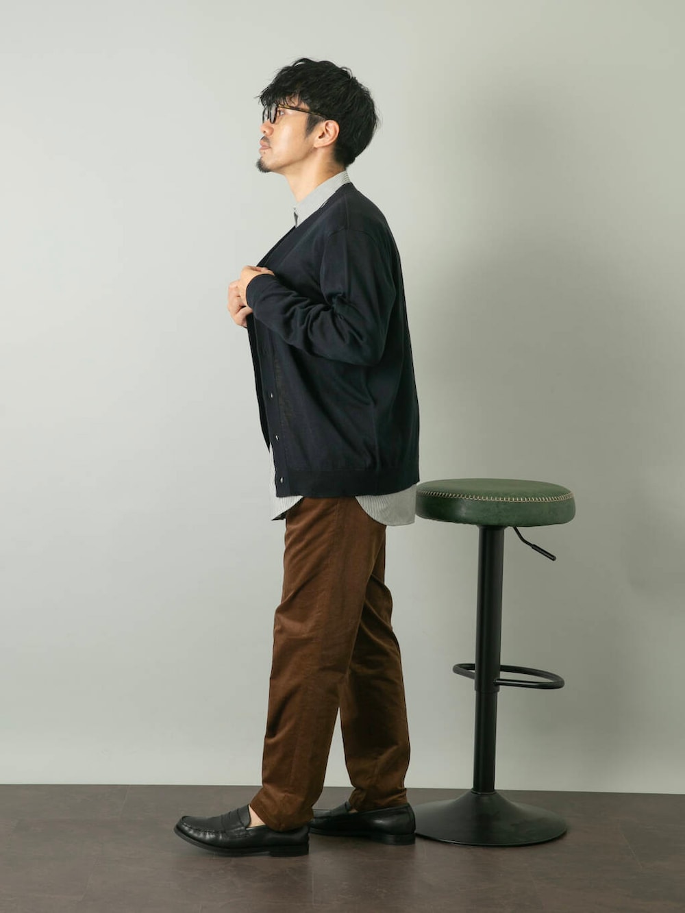 その他のシャツ/ブラウス、ブルー系のカーディガン/ボレロ、ブラウン系のその他パンツを着用したメンズの秋コーディネートの5枚目の写真