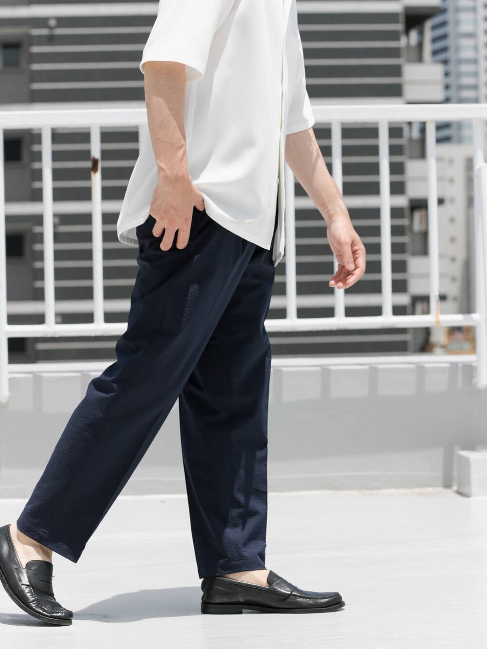 ホワイト系のシャツ/ブラウス、ブルー系のその他パンツを着用したメンズの夏コーディネートの5枚目の写真