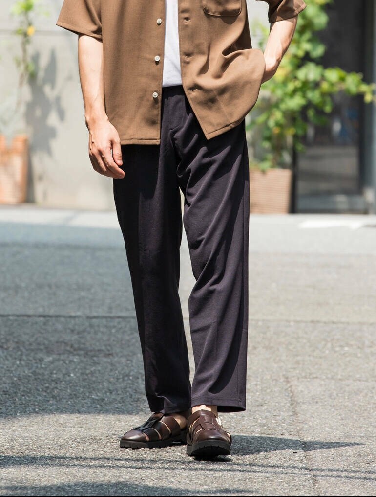 ブラウン系のシャツ/ブラウス、ブルー系のその他パンツ、ホワイト系のTシャツ/カットソーを着用したメンズの夏コーディネートの3枚目の写真
