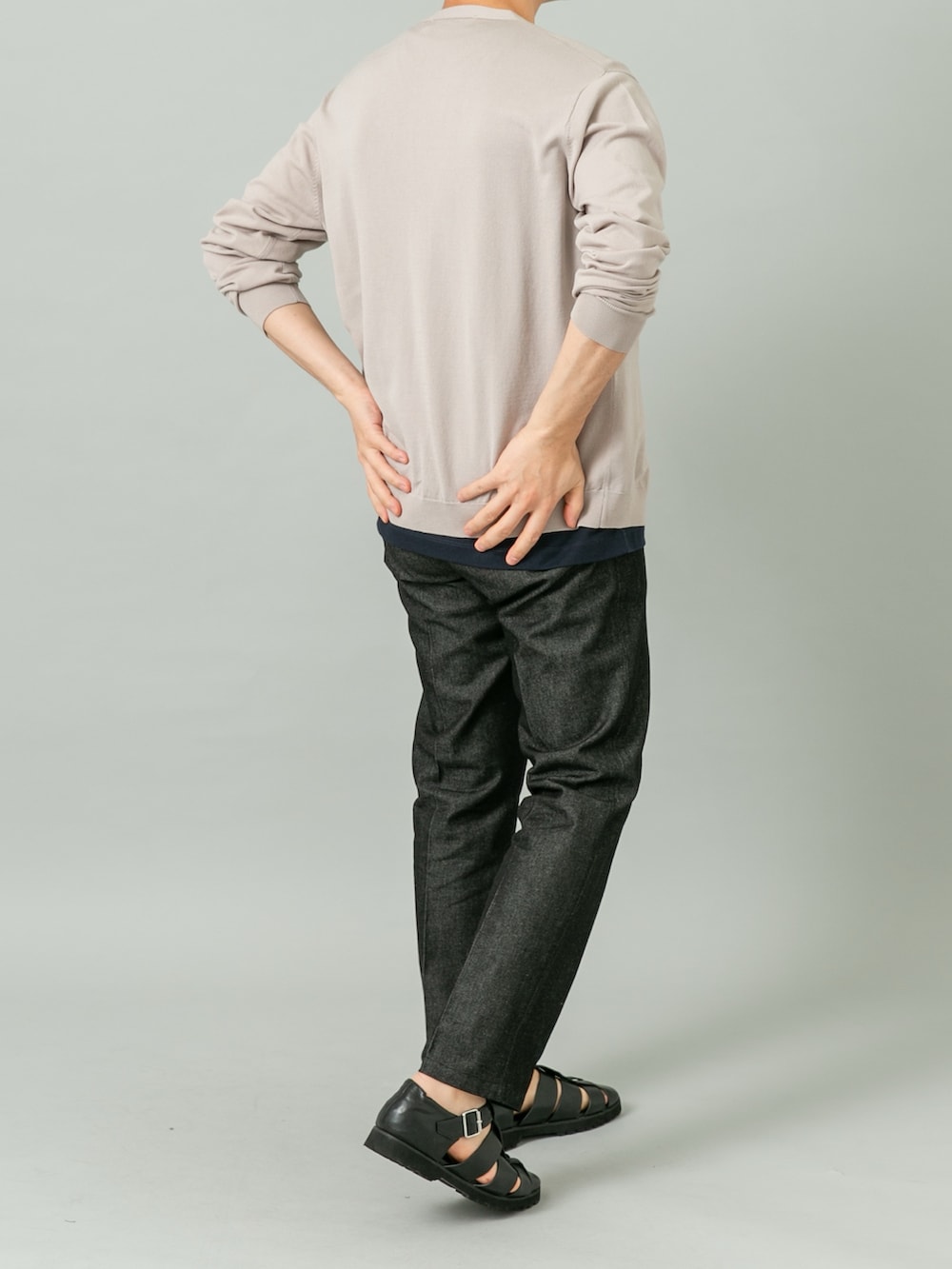 グレー系のカーディガン/ボレロ、ブルー系のタンクトップ、ブラック系のデニムパンツを着用したメンズの春コーディネートの5枚目の写真