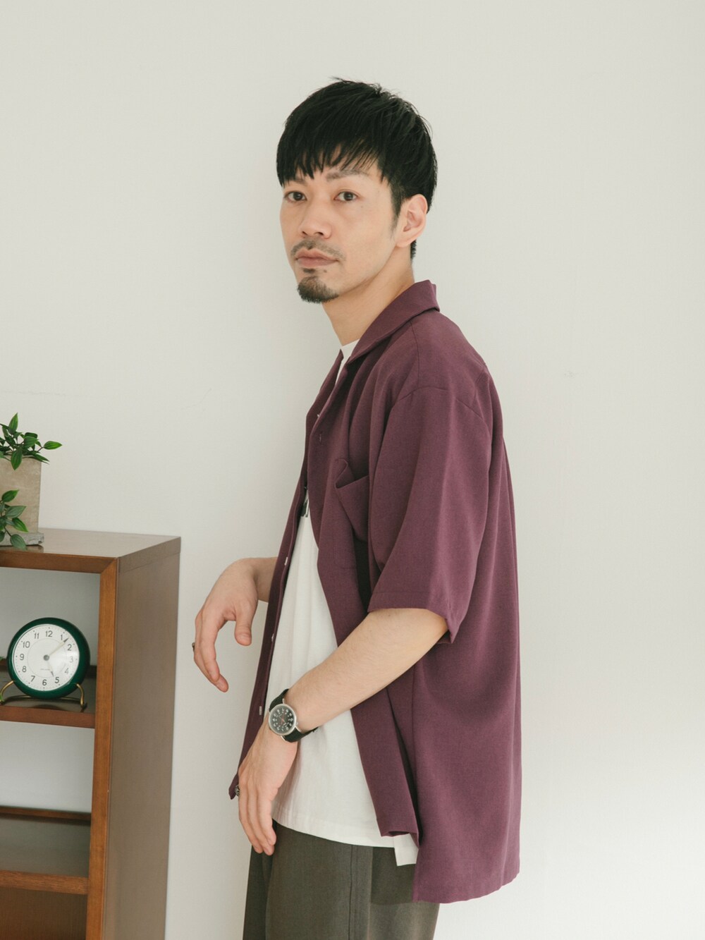 パープル系のシャツ/ブラウス、グレー系のその他パンツ、ホワイト系のその他を着用したメンズの春コーディネートの4枚目の写真