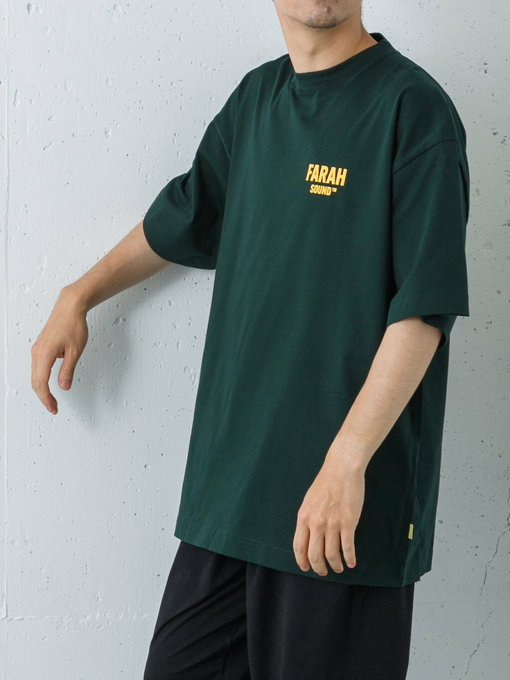 ブラック系のスニーカー、ブルー系のその他パンツ、グリーン系のTシャツ/カットソーを着用したメンズの夏コーディネートの3枚目の写真