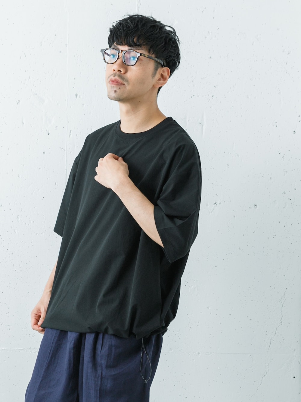 グレー系のスニーカー、ブラック系のTシャツ/カットソー、ブルー系のその他パンツを着用したメンズの春コーディネートの4枚目の写真