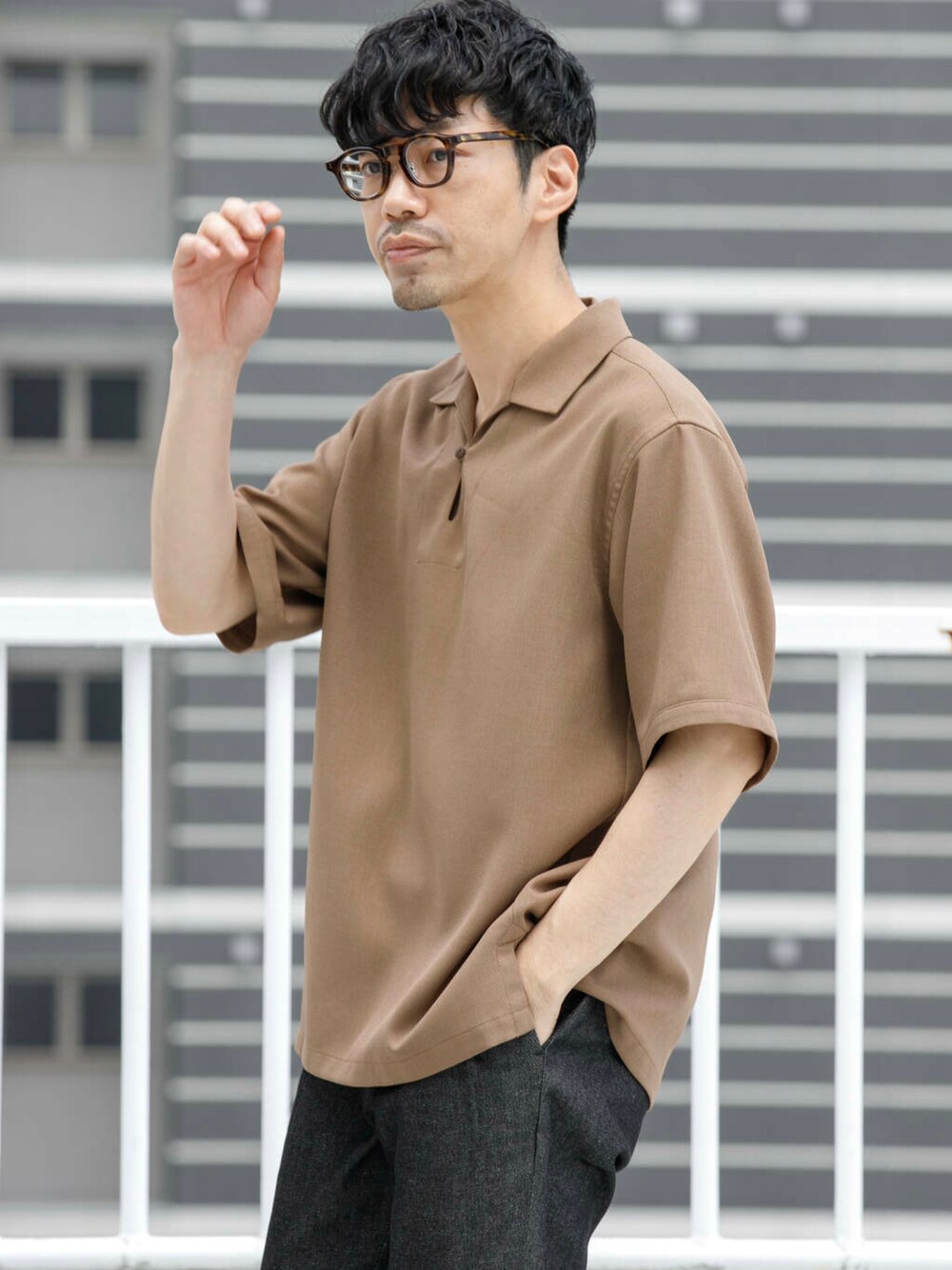 ブラウン系のシャツ/ブラウス、ブラック系のデニムパンツを着用したメンズの春コーディネートの2枚目の写真