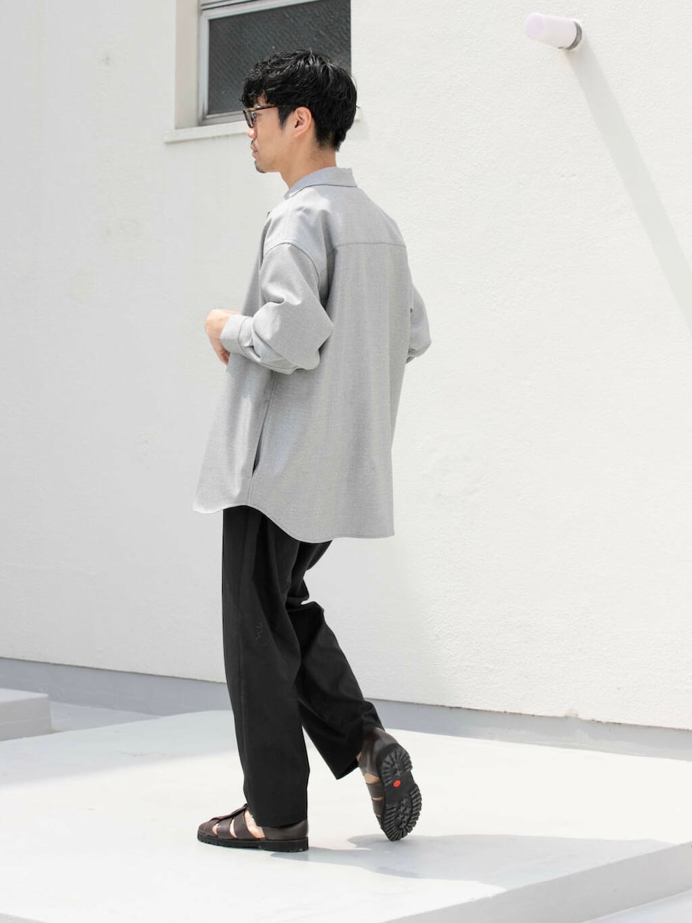 グレー系のシャツ/ブラウス、ブラック系のその他パンツを着用したメンズの春コーディネートの7枚目の写真