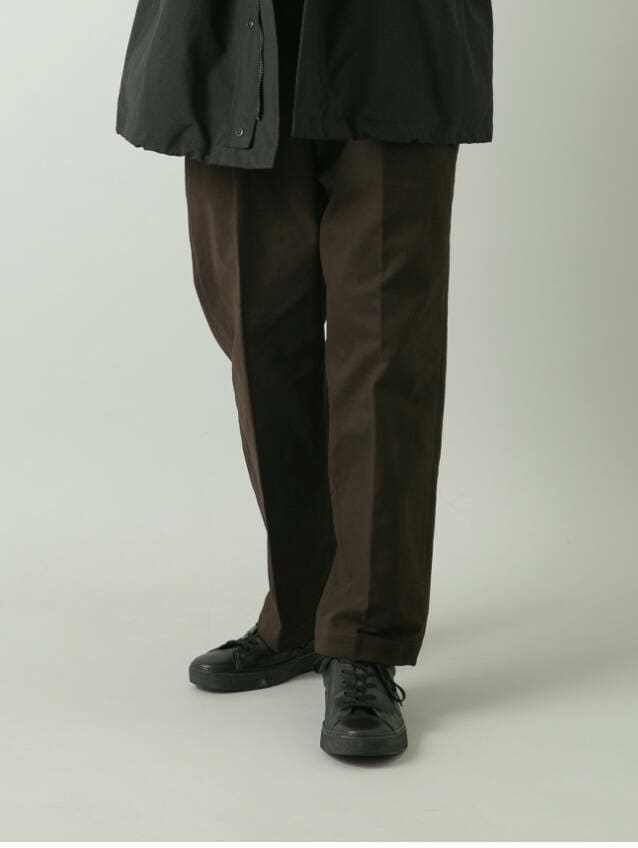 ブラウン系のその他パンツ、ブラック系のモッズコートを着用したメンズの秋コーディネートの3枚目の写真