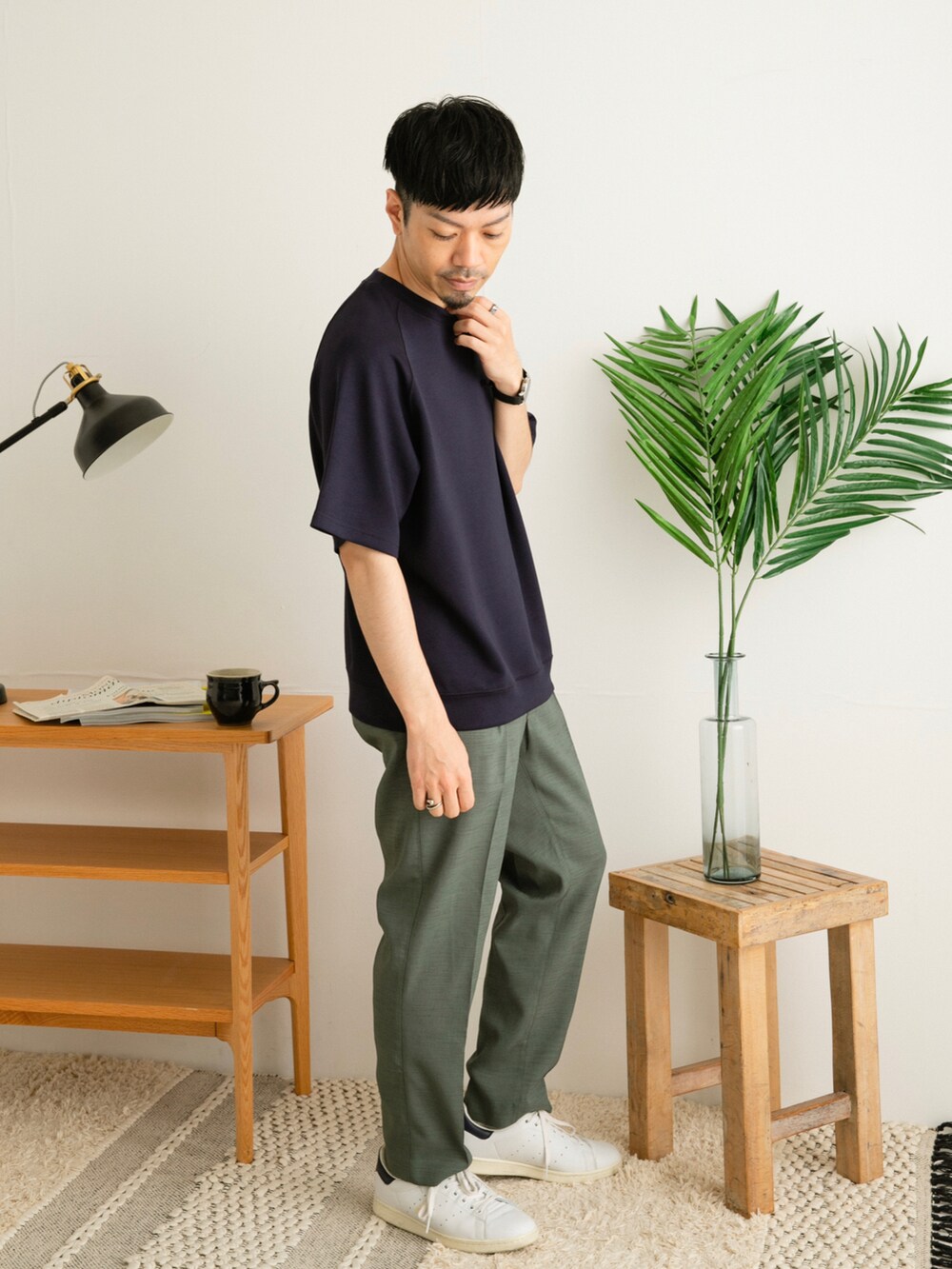 ブルー系のTシャツ/カットソー、グリーン系のスラックス、ホワイト系のその他を着用したメンズの春コーディネートの2枚目の写真