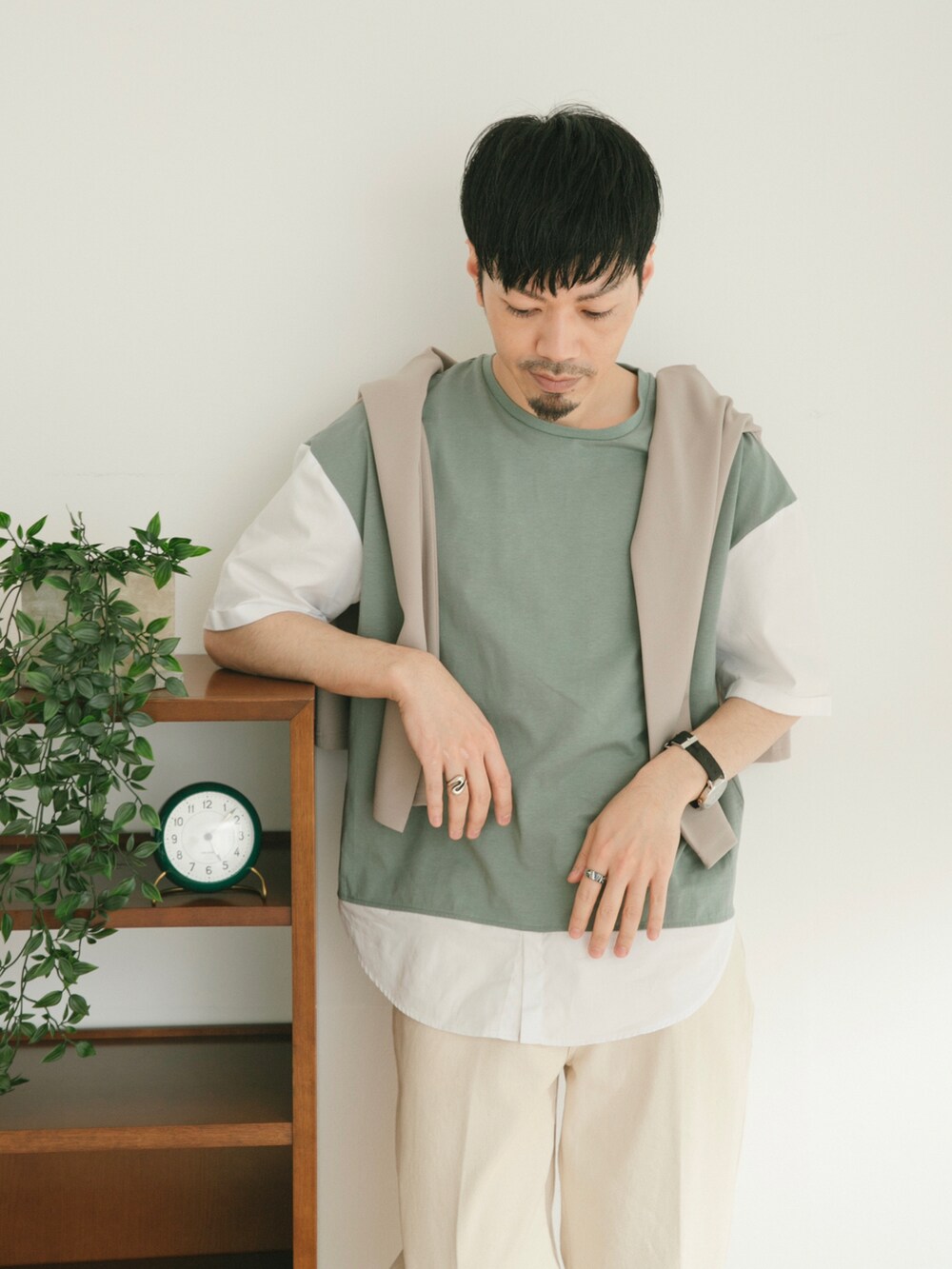 グリーン系のTシャツ/カットソー、ホワイト系のデニムパンツ、ベージュ系のカーディガン/ボレロを着用したメンズの春コーディネートの2枚目の写真