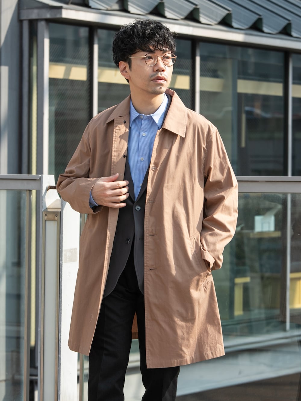 ベージュ系のステンカラーコート、グレー系のテーラードジャケット、ブルー系のシャツ/ブラウスを着用したメンズの冬コーディネートの2枚目の写真