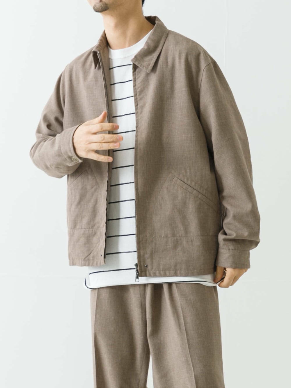 「セットアップ、きれいめカジュアル、春コーデ、30代、メガネ男子、春カラーコーデ、春のジャケットスタイル」｜「URBAN RESEARCHのLINEN PIN HEAD TUCK PANTS（その他パンツ、グレー系）」を使った、horiguchiさん（メンズ・172cm）の春コーディネートの3枚目の写真