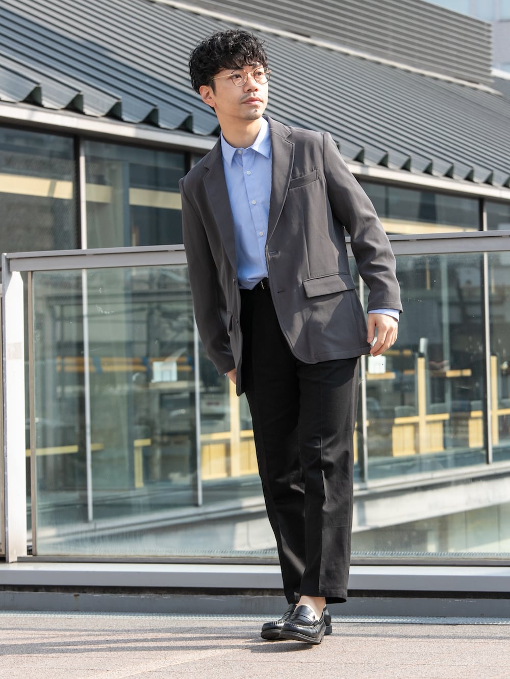 ベージュ系のステンカラーコート、グレー系のテーラードジャケット、ブルー系のシャツ/ブラウスを着用したメンズの冬コーディネートの10枚目の写真