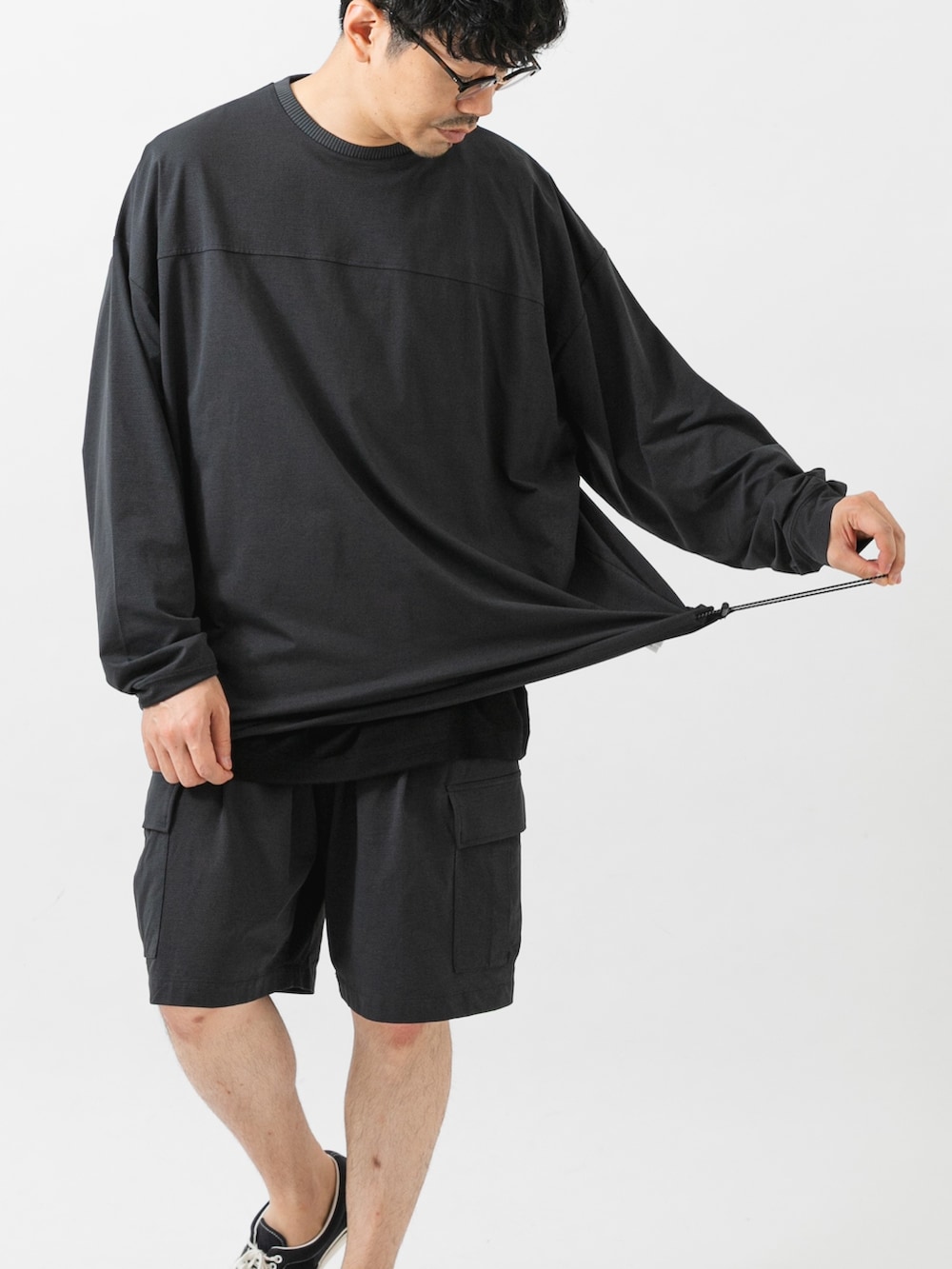 ブラック系のTシャツ/カットソー、グレー系のTシャツ/カットソー、グレー系のその他パンツを着用したメンズの夏コーディネートの3枚目の写真