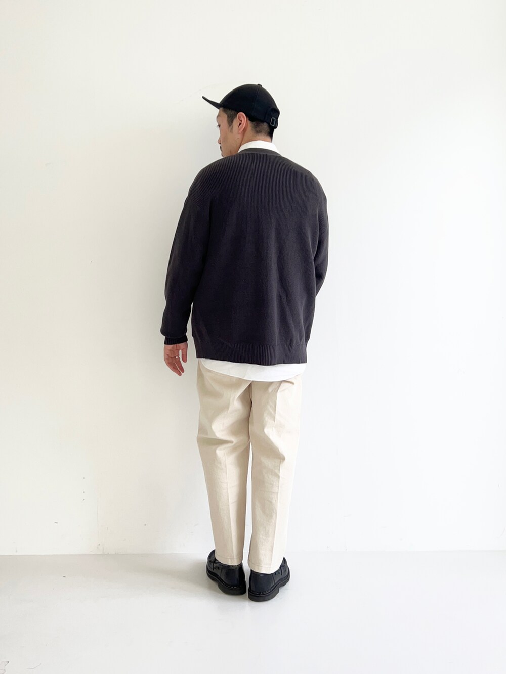 グレー系のカーディガン/ボレロ、ホワイト系のシャツ/ブラウス、ホワイト系のデニムパンツを着用したメンズの春コーディネートの3枚目の写真