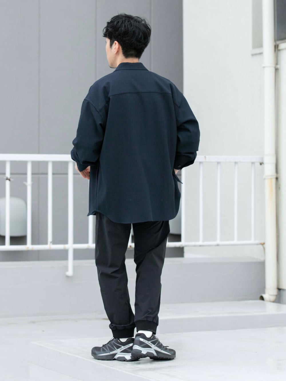 ブラック系のその他パンツ、ブルー系のシャツ/ブラウス、ブラック系のスニーカーを着用したメンズの春コーディネートの5枚目の写真