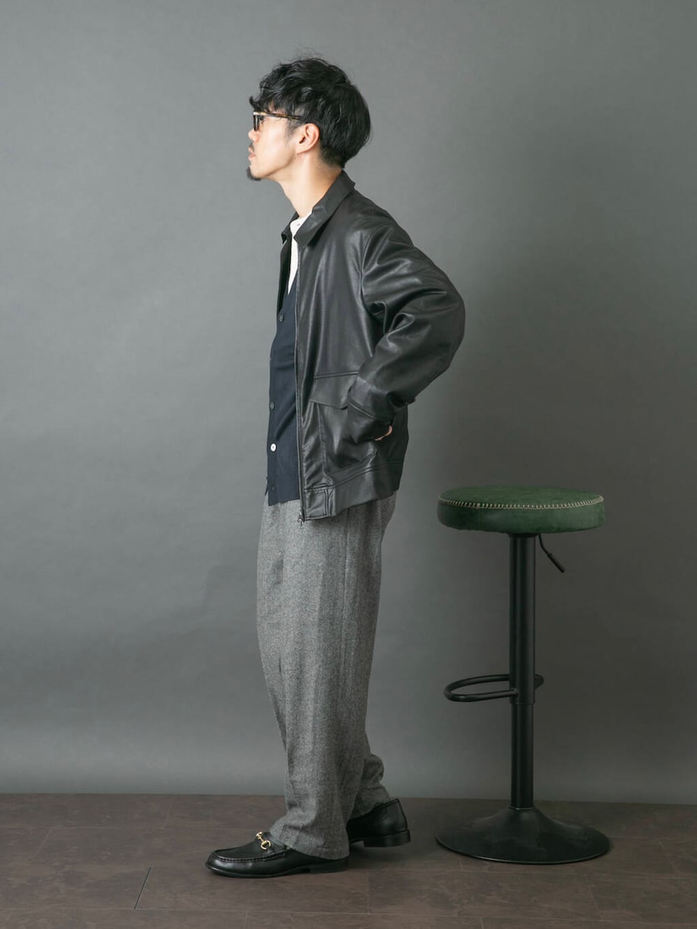 ホワイト系のシャツ/ブラウス、ブルー系のカーディガン/ボレロ、グレー系のその他パンツを着用したメンズの秋コーディネートの6枚目の写真