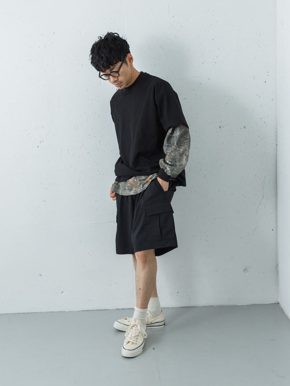 ブラック系のTシャツ/カットソー、その他のTシャツ/カットソー、ブラック系のその他パンツを着用したメンズの春コーディネートの8枚目の写真