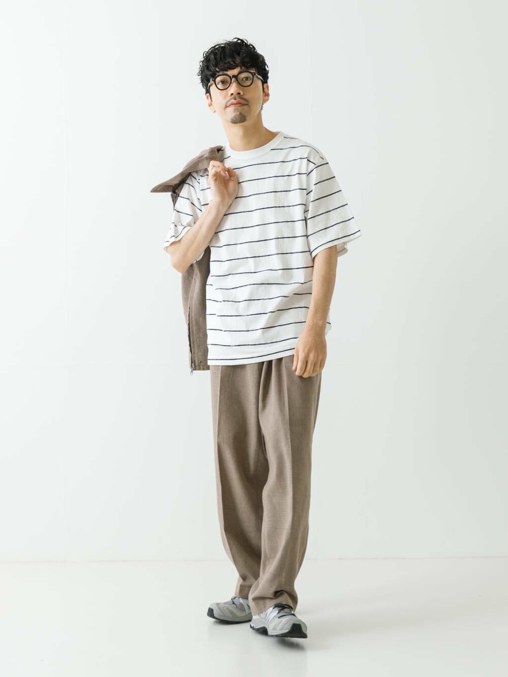「セットアップ、きれいめカジュアル、春コーデ、30代、メガネ男子、春カラーコーデ、春のジャケットスタイル」｜「URBAN RESEARCHのLINEN PIN HEAD TUCK PANTS（その他パンツ、グレー系）」を使った、horiguchiさん（メンズ・172cm）の春コーディネートの2枚目の写真