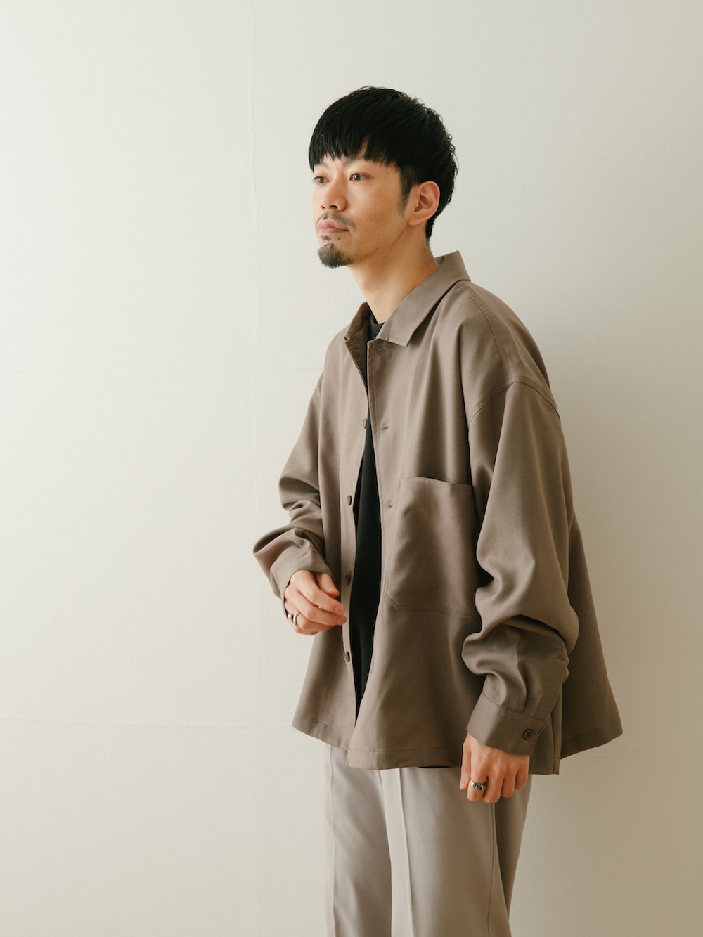 ベージュ系のその他パンツ、ブラック系のTシャツ/カットソー、ベージュ系のシャツ/ブラウスを着用したメンズの春コーディネートの2枚目の写真