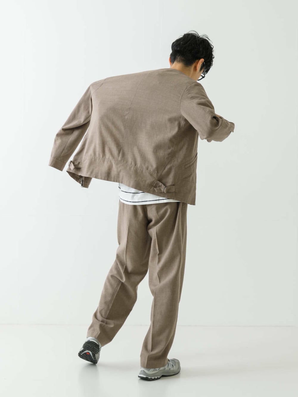 「セットアップ、きれいめカジュアル、春コーデ、30代、メガネ男子、春カラーコーデ、春のジャケットスタイル」｜「URBAN RESEARCHのLINEN PIN HEAD TUCK PANTS（その他パンツ、グレー系）」を使った、horiguchiさん（メンズ・172cm）の春コーディネートの6枚目の写真