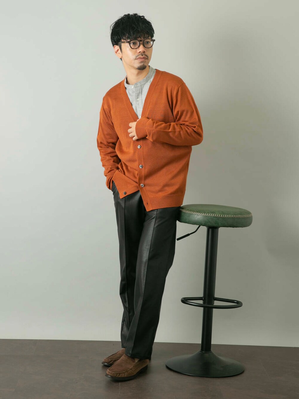 ブラウン系のカーディガン/ボレロ、ブラック系のその他パンツを着用したメンズの夏コーディネートの4枚目の写真