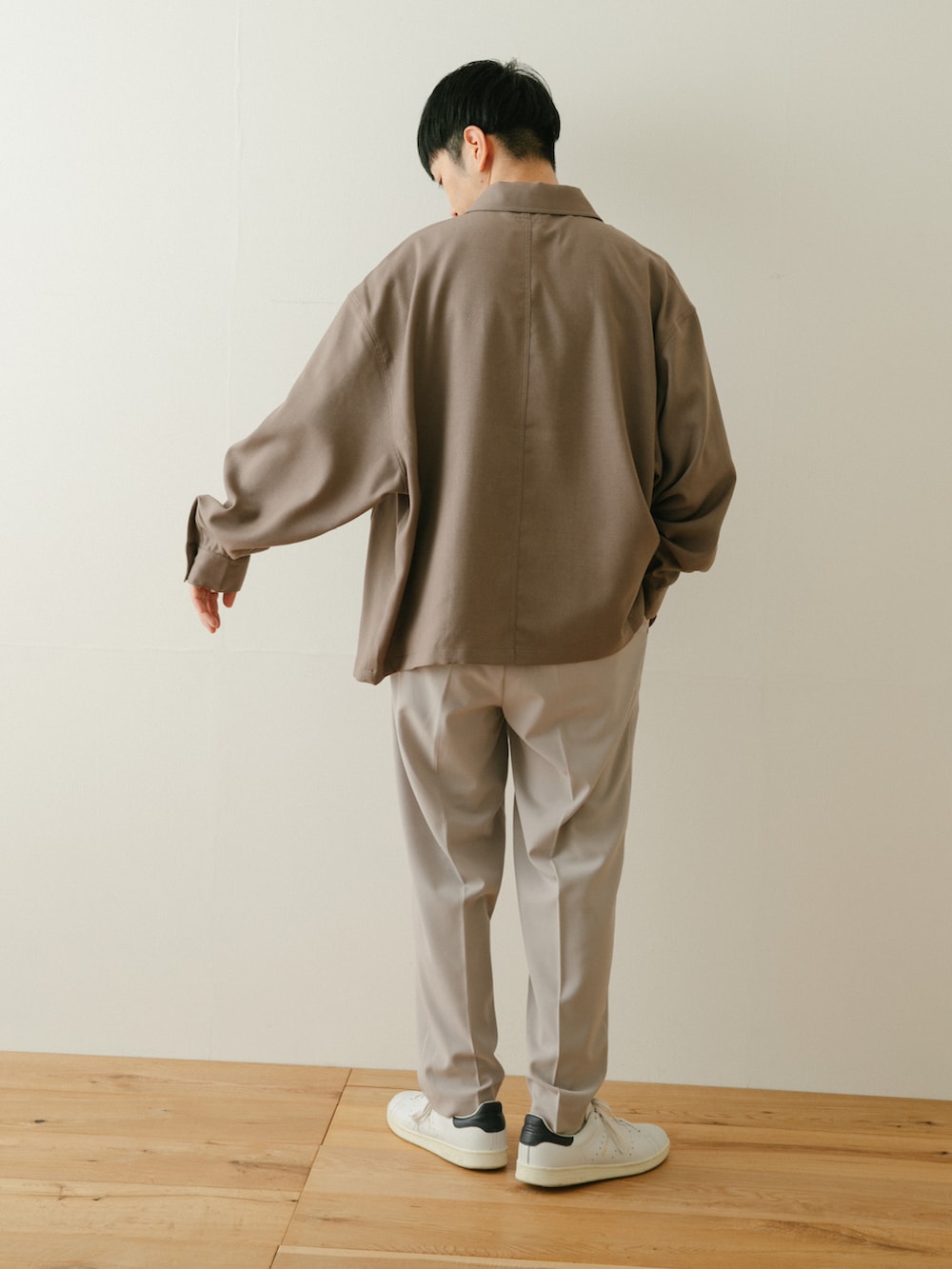 ベージュ系のその他パンツ、ブラック系のTシャツ/カットソー、ベージュ系のシャツ/ブラウスを着用したメンズの春コーディネートの3枚目の写真