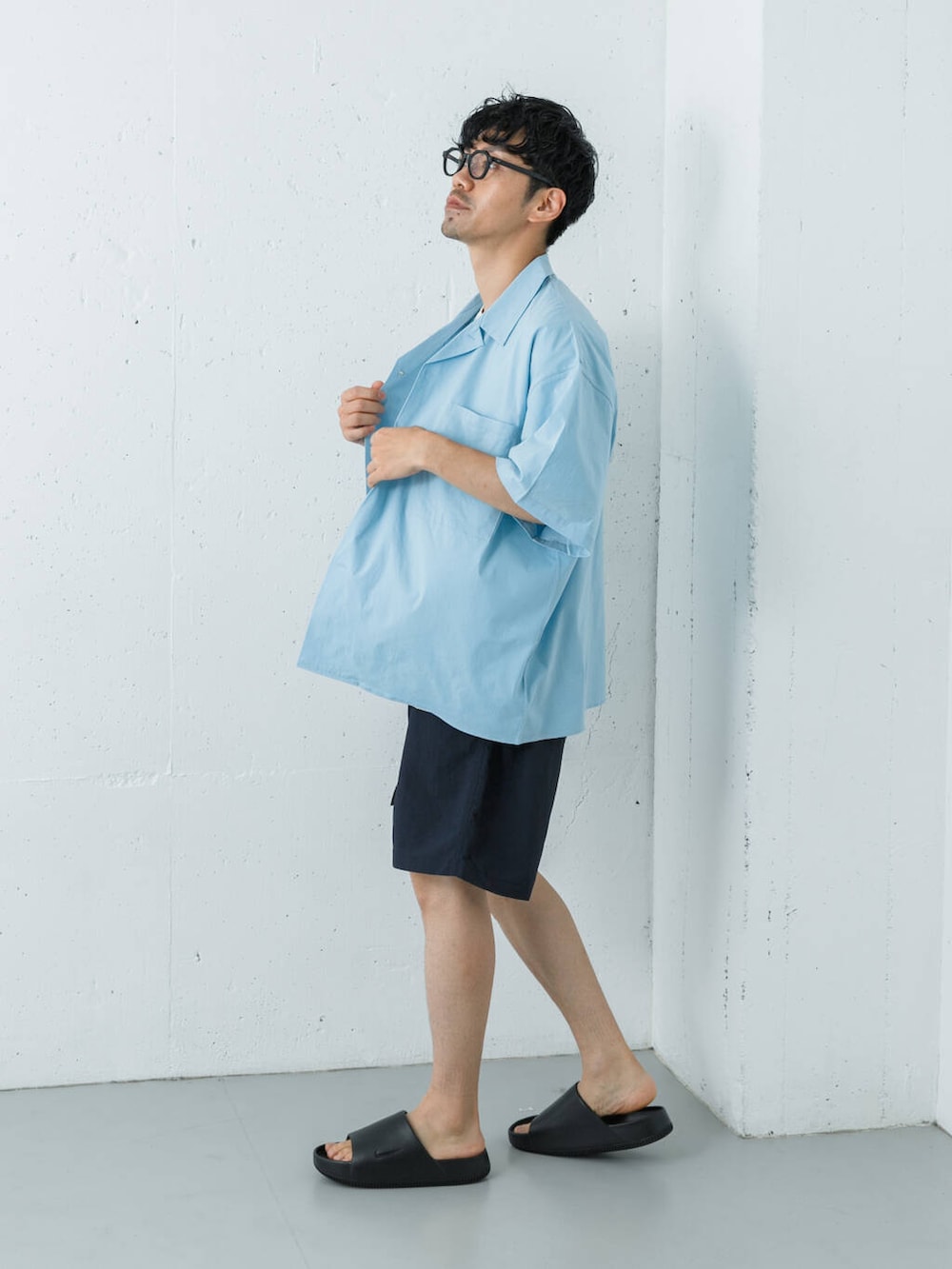 ブルー系のその他パンツ、ブラック系のサンダル、ブルー系のシャツ/ブラウスを着用したメンズの夏コーディネートの6枚目の写真