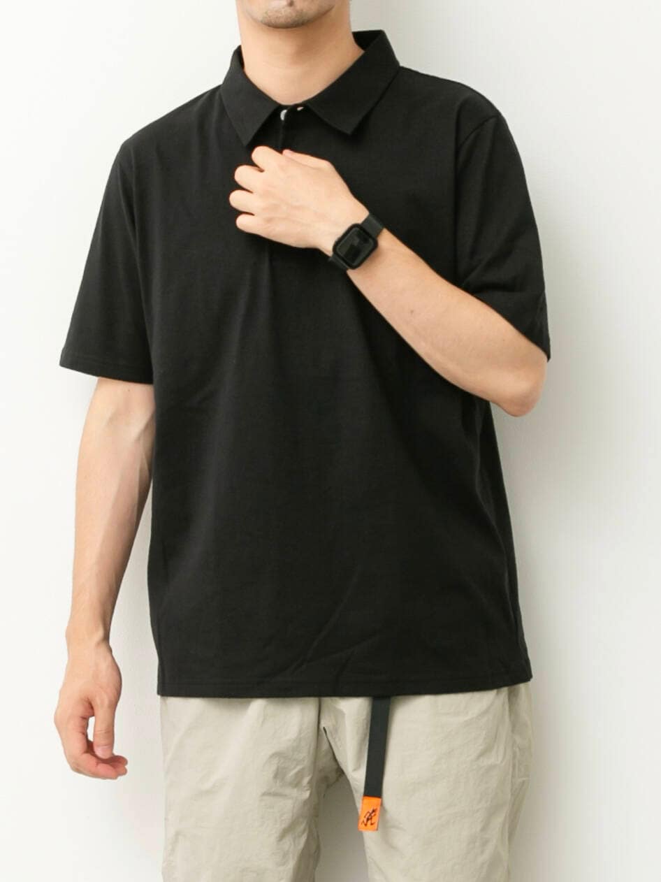 ベージュ系のその他パンツ、ブラック系のサンダル、ブラック系のポロシャツを着用したメンズの夏コーディネートの2枚目の写真