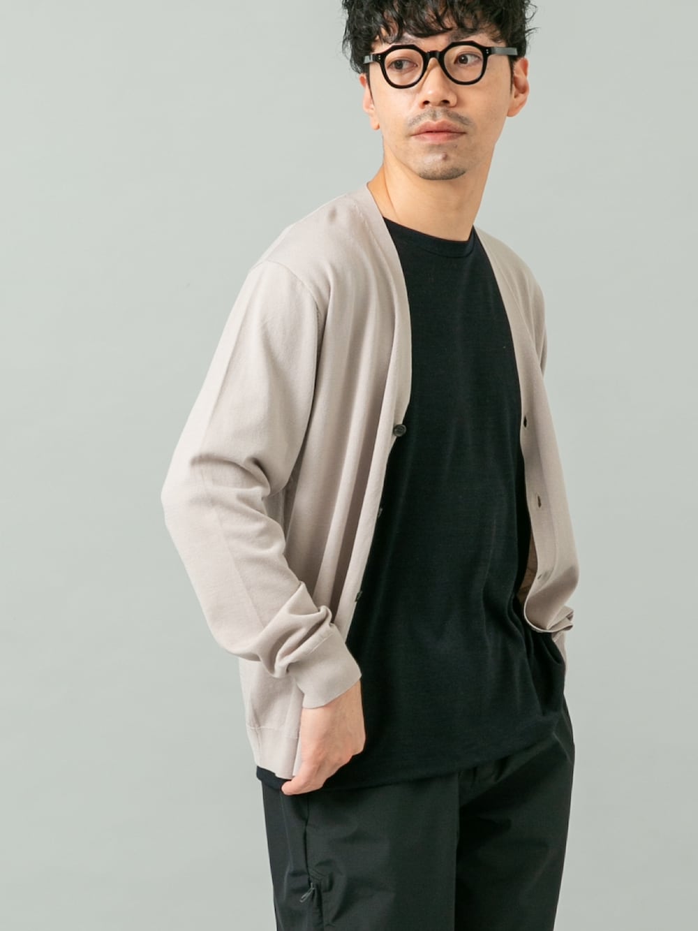 ブラック系のその他パンツ、ブラック系のTシャツ/カットソー、グレー系のカーディガン/ボレロを着用したメンズの冬コーディネートの2枚目の写真