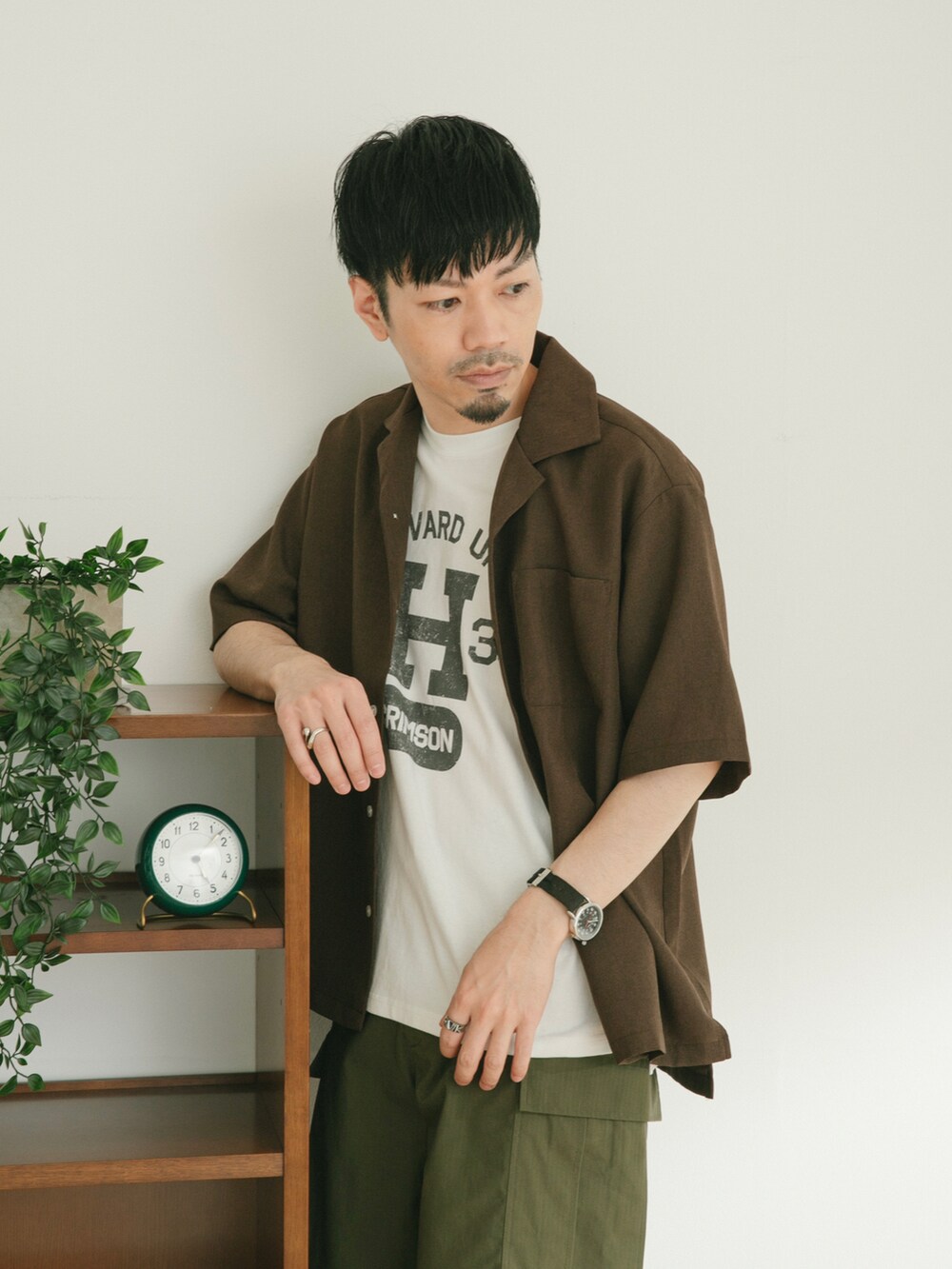 ブラウン系のシャツ/ブラウス、グリーン系のカーゴパンツ、ホワイト系のその他を着用したメンズの春コーディネートの4枚目の写真